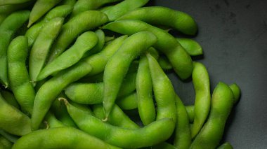 Gıda içeriği için siyah plakalı üst görünüm Edamame.