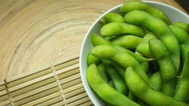 Gıda içeriği için beyaz kasedeki Edamame resmi.