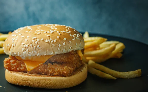Дві Бургерні Риби Чорній Тарілці Харчового Вмісту — стокове фото