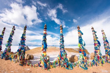 Deniz Baykal Olkhon Adası üzerinde şamanik hece
