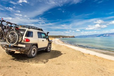 Deniz kıyısında Off-Road arabalar