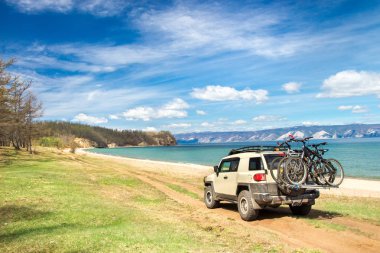 Deniz kıyısında Off-Road arabalar