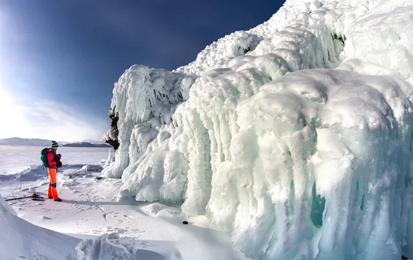 Hombre entre las rocas de hielo en el lago Baikal en un día claro — Foto de Stock