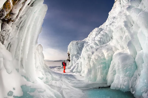 Hombre entre las rocas de hielo en el lago Baikal en un día claro — Foto de Stock