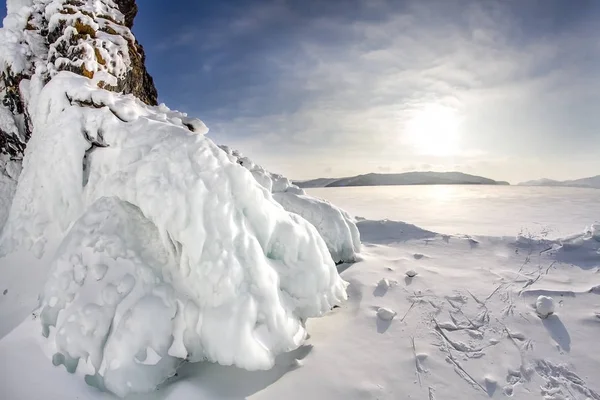 Hielo en las rocas de Baikal — Foto de Stock