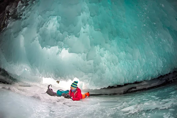 Hombre entre las rocas de hielo en el lago Baikal en un día claro — Foto de Stock