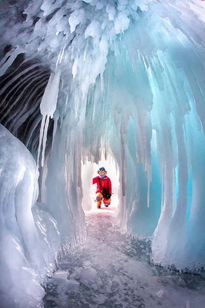 Hombre entre las rocas de hielo en el lago Baikal en un día claro — Foto de Stock