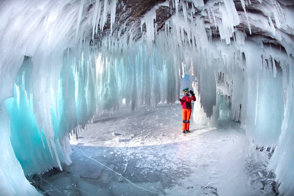 Ember között a jég sziklák a Bajkál-tó, egy tiszta nap — Stock Fotó