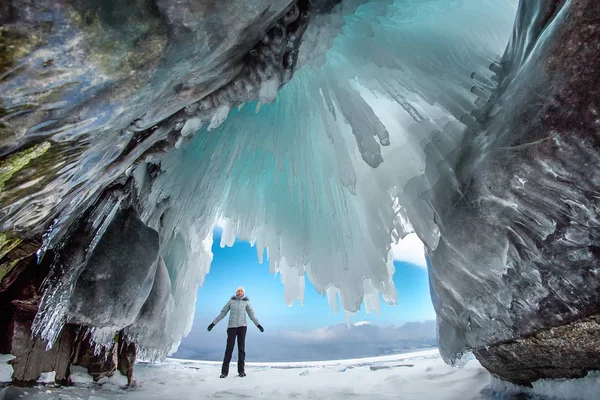 Hombre entre las rocas de hielo en el lago Baikal en un día claro — Foto de Stock