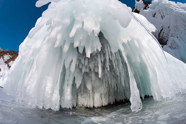 Hielo en las rocas de Baikal — Foto de Stock