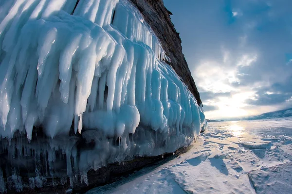 Lód na skałach Bajkał — Zdjęcie stockowe
