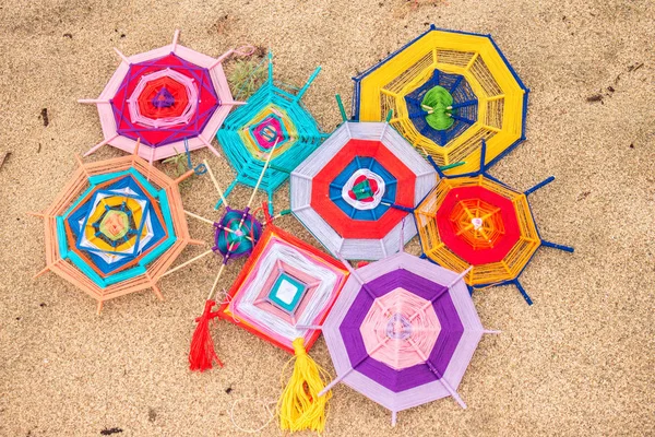Konu kum üzerinde Mandala yapılmış