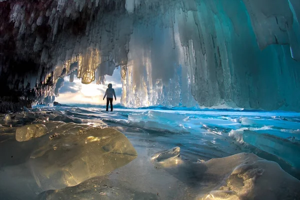 Hombre entre las rocas de hielo en el lago Baikal en un día claro — Foto de Stock