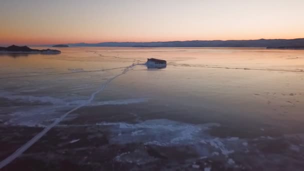 Αεροφωτογραφία στη λίμνη Baikal. Χειμερινή λίμνη με όμορφο πάγο. Πέτρες στην ακτή και στα νησιά. Ρωσικός χειμώνας. Σφηνάκι. — Αρχείο Βίντεο
