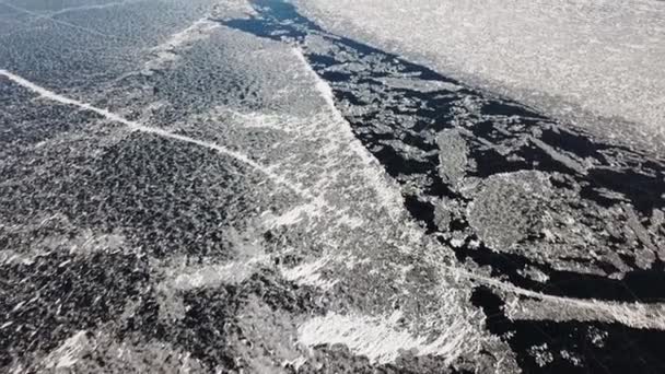 Drone se eleva sobre el hielo de cristal congelado del lago Baikal. Vista superior. Antecedentes y patrones naturales — Vídeos de Stock