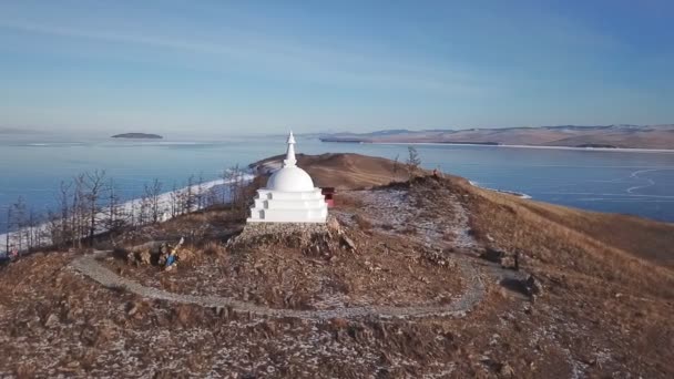 Aerial Sluiten Uniek boeddhistisch stupa historisch monument symbool torenspits top mystiek ritueel costal Ogoi Island Lake Baikal rock Burkhan landscape mountains Shamanic worship. Dronk rond — Stockvideo