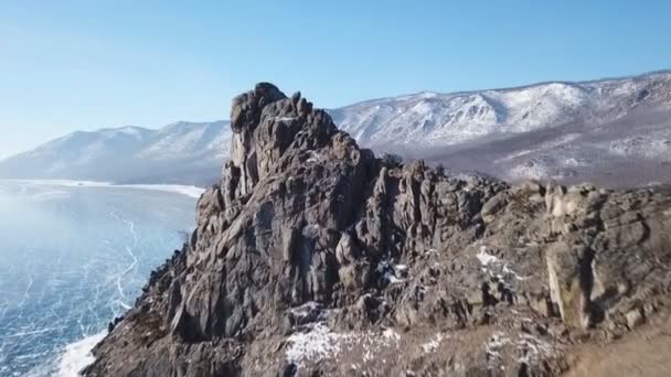 Luftaufnahme der schönen tiefblauen Eisstruktur gefrorenen Baikalsee Oberfläche und Küste von oben mit einer Drohne an sonnigen Wintertagen in Russland eingefangen — Stockvideo