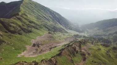Siderian dağlarındaki güzel manzaranın manzarası, Baykal Gölü 'nün güzel doğası. Hava aracı uçuşları.