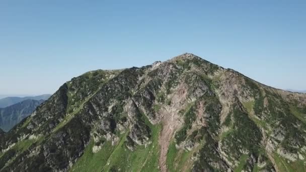 Vista panorâmica da bela paisagem nas montanhas da Sideria, bela natureza do Lago Baikal. Voos aéreos de drones. — Vídeo de Stock