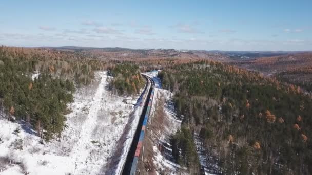 Téli nap Légi drón kövesse a Transzszszibériai vasúti utasok turista vonat közelében Bajkál-tó. Filmprofesszionális felvétel. Nagy magasság — Stock videók