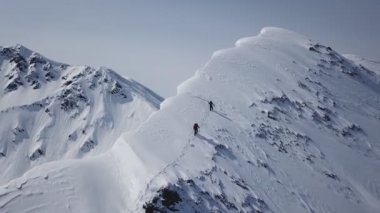 Dağcılar Dağ Sefer Aerial Flight Epic Dağ Tırmanış Başarı Beautiful Peak Kış Tatil Keşif Macera Yürüyüş Turizm Konsepti Kadar Yürüyüş.