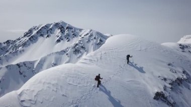 Dağcılar Dağ Sefer Aerial Flight Epic Dağ Tırmanış Başarı Beautiful Peak Kış Tatil Keşif Macera Yürüyüş Turizm Konsepti Kadar Yürüyüş.