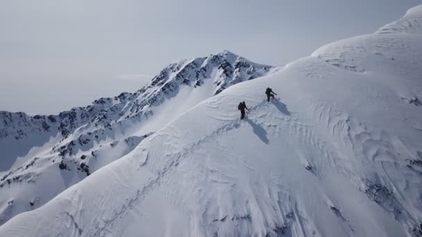 Klättrare gå upp Bergs expedition antenn flygning episka bergskedjan klättra till framgång vacker topp vintersemester utforskning äventyr vandring turism koncept. — Stockvideo