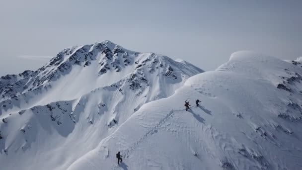 Horolezci šplhají po horské výpravě vzdušný epický okruh hora stoupání k úspěchu nádherný vrchol Zimní dovolená průzkum dobrodružná turistika koncepce cestovního ruchu. — Stock video