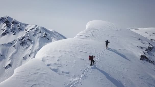 Klättrare gå upp Bergs expedition antenn flygning episka bergskedjan klättra till framgång vacker topp vintersemester utforskning äventyr vandring turism koncept. — Stockvideo