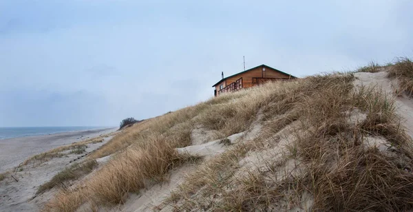 해변에 빨간 집 — 스톡 사진