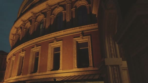 Closeup Νυχτερινή άποψη του στο Royal Albert Hall στο Λονδίνο, Ηνωμένο Βασίλειο — Αρχείο Βίντεο