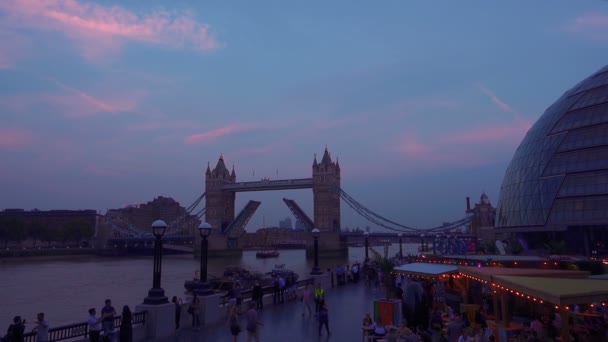 Λυκόφως από τον Τάμεση και το Tower Bridge στο Λονδίνο, Ηνωμένο Βασίλειο — Αρχείο Βίντεο