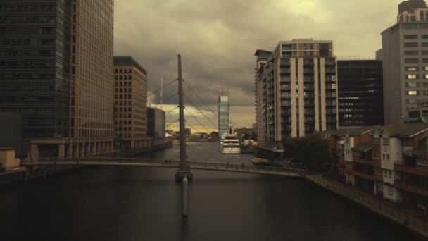 Vista panorâmica de ângulo largo de Canary Wharf, o distrito financeiro de Londres Reino Unido — Vídeo de Stock