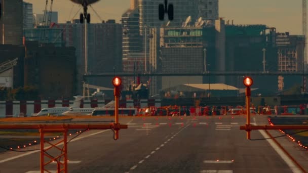 ロンドン ・ シティ空港 - 双発ターボプロップ旅客機の超クローズ アップ着陸 — ストック動画