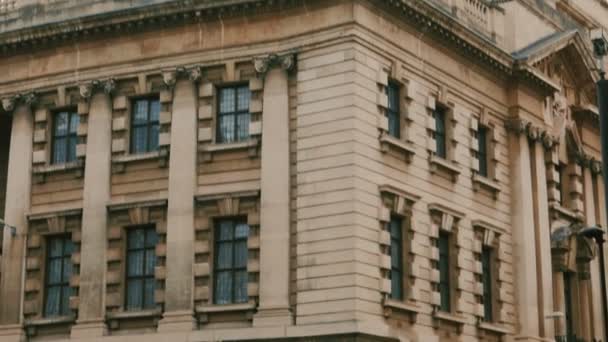 Βολή Ultra closeup της παλιάς Bailey Crown Court στο Λονδίνο, Ηνωμένο Βασίλειο — Αρχείο Βίντεο