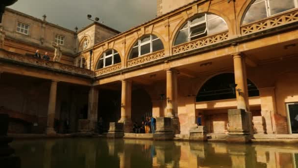 Låg vinkel panorering skott av den berömda romerska spa komplex i Bath, Uk en solig dag — Stockvideo