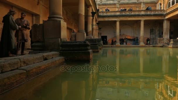 Ultra baixo ângulo tiro do famoso complexo de spa em Bath, Reino Unido em um dia ensolarado — Vídeo de Stock