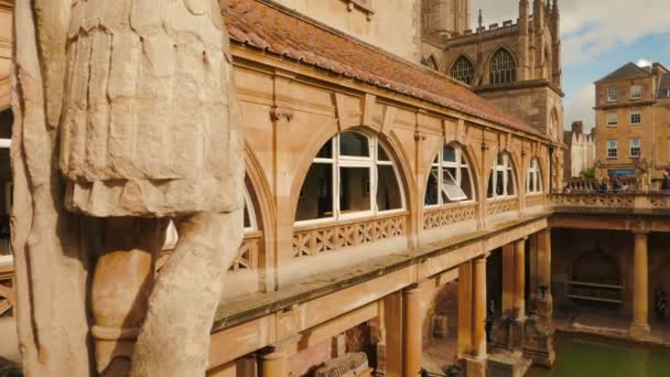 Tilting shot que muestra los detalles del complejo termal romano en Bath y la catedral local — Vídeo de stock