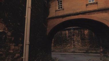 Oxford, İngiltere'de eski kasaba şirin bir geçit boyunca POV yürüyüş