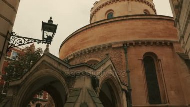 POV shot Londra, İngiltere'de ünlü tapınağı kilisenin girişine doğru yürümek