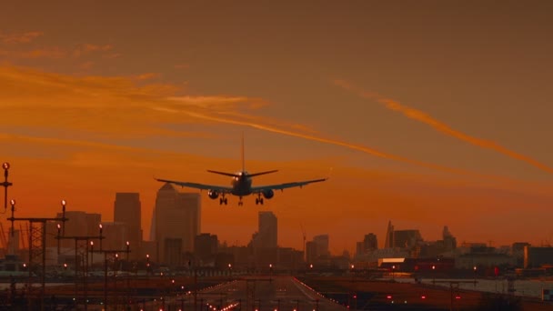 London City Airport - Weitwinkelaufnahme eines großen Flugzeugs, das bei Sonnenuntergang landet — Stockvideo