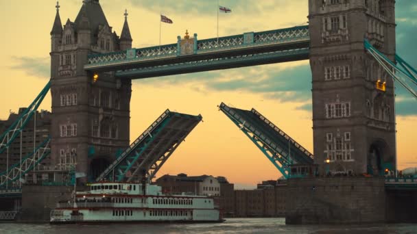 Southbank widok z mostu Tower Bridge, otwierając jego wyciągi podczas zachodu słońca w Londyn, Uk — Wideo stockowe