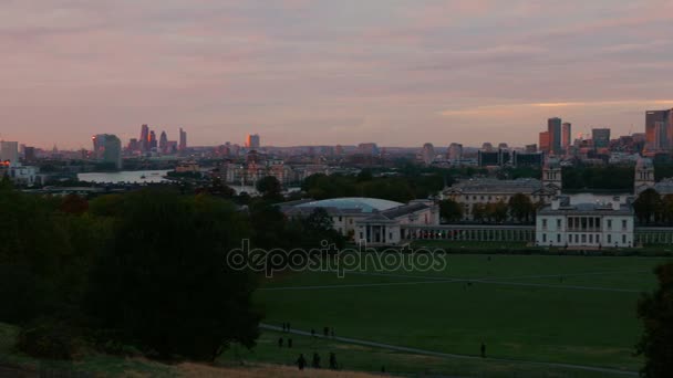 Panorámica de la península de Greenwich, el horizonte de Londres y Canary Wharf durante el crepúsculo — Vídeos de Stock