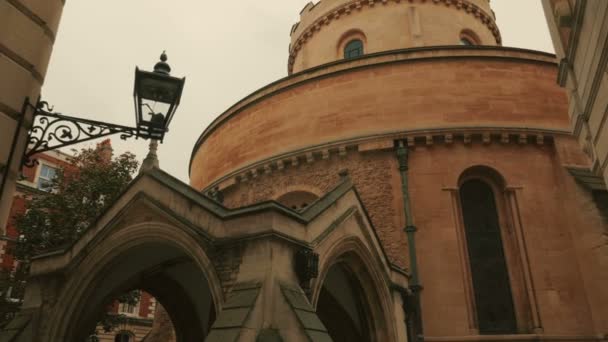 POV chodzić strzał w kierunku wejścia do słynnej świątyni Kościoła w Londyn, Uk — Wideo stockowe