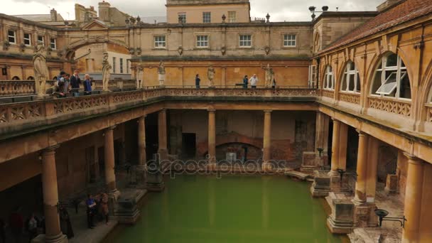 Wide angle panning shot of the Roman spa complex in Bath, UK on a gray overcast day — Stock Video