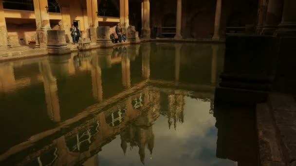 Low angle, tilting show of the Roman spa complex in Bath on a sunny day — Stock Video