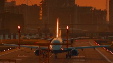 London City Havaalanı - günbatımı sırasında almaya hazırlanıyor bir yolcu uçağı Ultra closeup