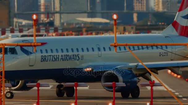 London City Airport - Ultra zbliżenie strzał British Airways Airliner wirujących w pas startowy dla startu — Wideo stockowe