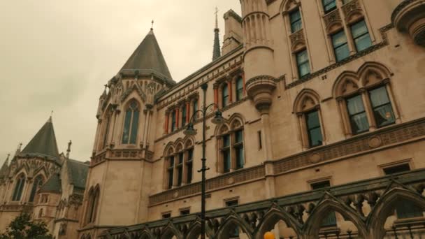 Amplia panorámica de las Cortes Reales de Justicia en Londres, Inglaterra, Reino Unido — Vídeo de stock