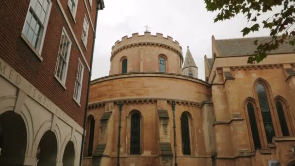 Enfoque POV al ábside de la Iglesia del Templo en Londres, Reino Unido — Vídeos de Stock